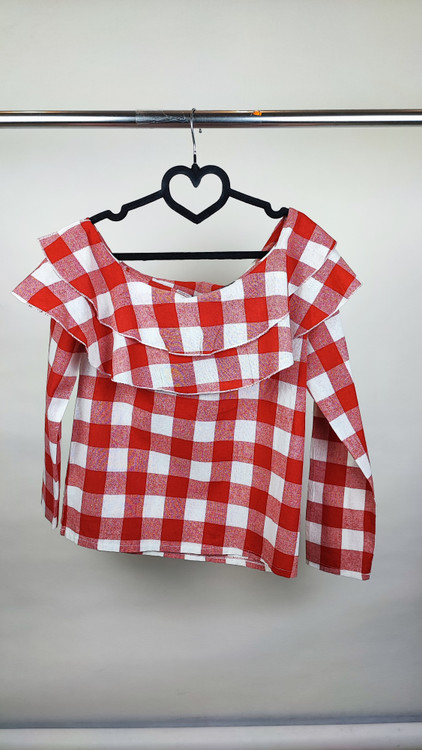 شومیز یقه قایقی چیندار زنانه برند Haute Rogue با طرح چهارخونه قرمز و سفید استوک اورجینال موجود در زرماه گالری