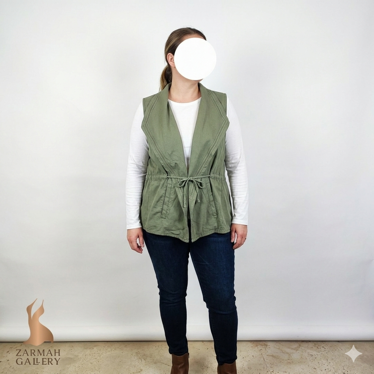 جلیقه زنانه استوک اروپایی برند Mudd رنگ سبز زیتونی با جنس تنسل و نوار دوزی تزیینی مناسب استایل لایهبندی