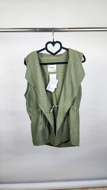 جلیقه زنانه استوک اروپایی برند Mudd رنگ سبز زیتونی با جنس تنسل و نوار دوزی تزیینی مناسب استایل لایهبندی