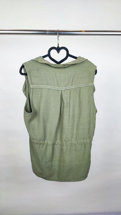 جلیقه زنانه استوک اروپایی برند Mudd رنگ سبز زیتونی با جنس تنسل و نوار دوزی تزیینی مناسب استایل لایهبندی