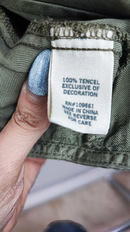 جلیقه زنانه استوک اروپایی برند Mudd رنگ سبز زیتونی با جنس تنسل و نوار دوزی تزیینی مناسب استایل لایهبندی