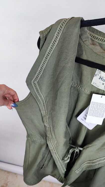جلیقه زنانه استوک اروپایی برند Mudd رنگ سبز زیتونی با جنس تنسل و نوار دوزی تزیینی مناسب استایل لایهبندی