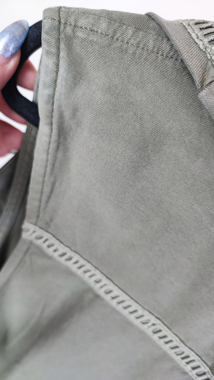 جلیقه زنانه استوک اروپایی برند Mudd رنگ سبز زیتونی با جنس تنسل و نوار دوزی تزیینی مناسب استایل لایهبندی