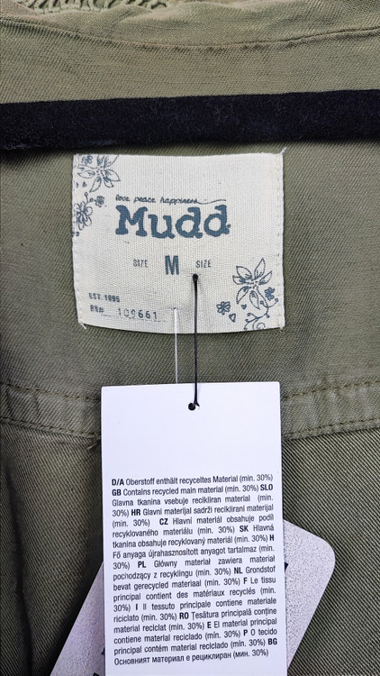 جلیقه زنانه استوک اروپایی برند Mudd رنگ سبز زیتونی با جنس تنسل و نوار دوزی تزیینی مناسب استایل لایهبندی