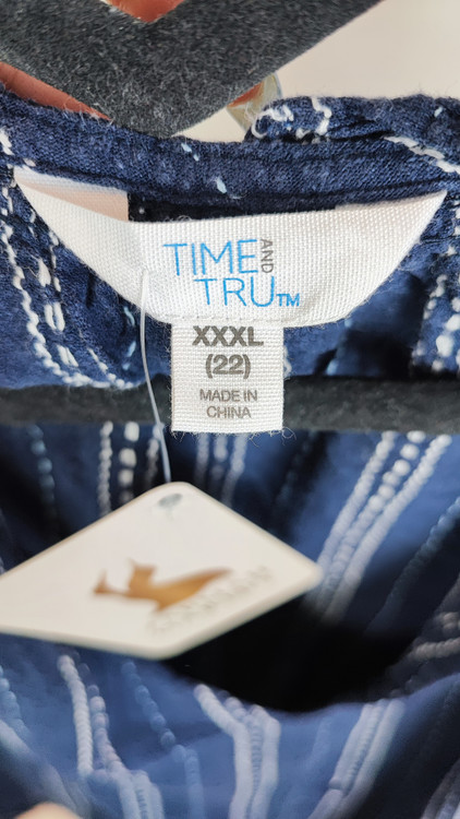 تاپ زنانه سایزبزرگ برند تایم اند ترو رنگ سرمهای راه راه جنس لنین و ریون خنک تابستانی