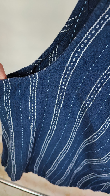 تاپ زنانه سایزبزرگ برند تایم اند ترو رنگ سرمهای راه راه جنس لنین و ریون خنک تابستانی