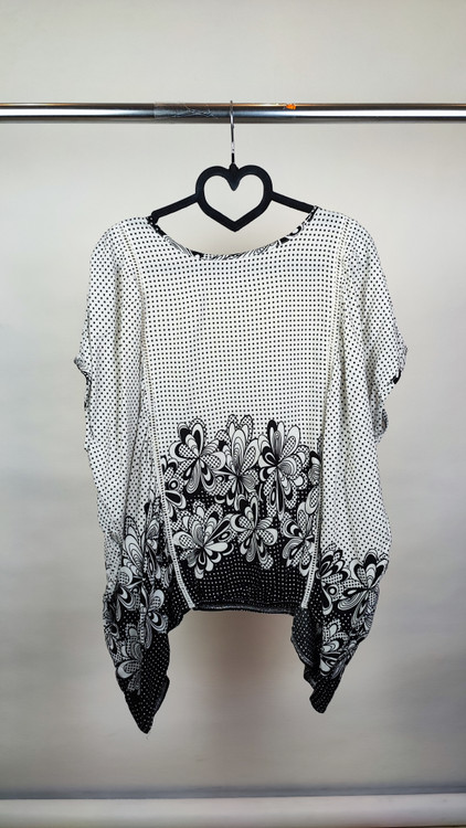 تونیک زنانه سایزبزرگ وارداتی حریر سفید و مشکی طرحدار کد ۲۲۹۴، نمای روبرو تنخور مدل - زرماه گالری