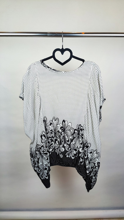 تونیک زنانه سایزبزرگ وارداتی حریر سفید و مشکی طرحدار کد ۲۲۹۴، نمای روبرو تنخور مدل - زرماه گالری