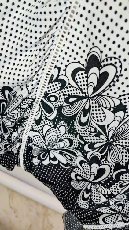 تونیک زنانه سایزبزرگ وارداتی حریر سفید و مشکی طرحدار کد ۲۲۹۴، نمای روبرو تنخور مدل - زرماه گالری