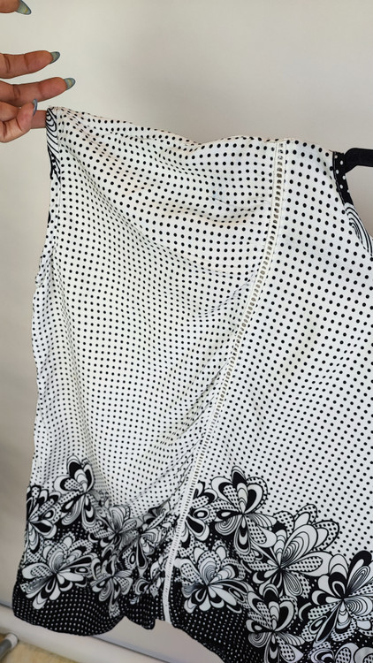 تونیک زنانه سایزبزرگ وارداتی حریر سفید و مشکی طرحدار کد ۲۲۹۴، نمای روبرو تنخور مدل - زرماه گالری