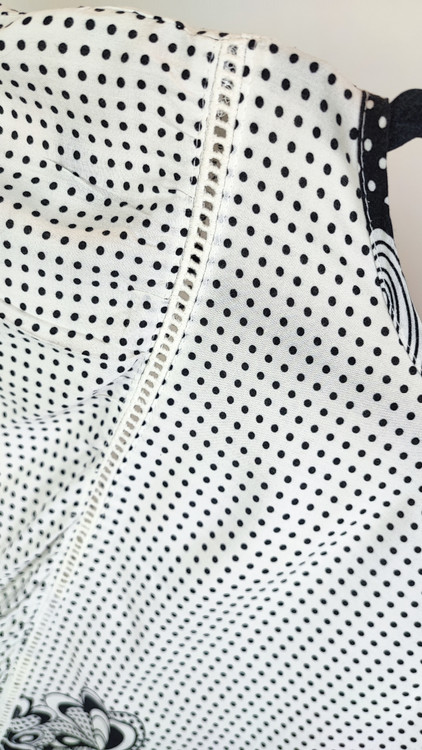 تونیک زنانه سایزبزرگ وارداتی حریر سفید و مشکی طرحدار کد ۲۲۹۴، نمای روبرو تنخور مدل - زرماه گالری