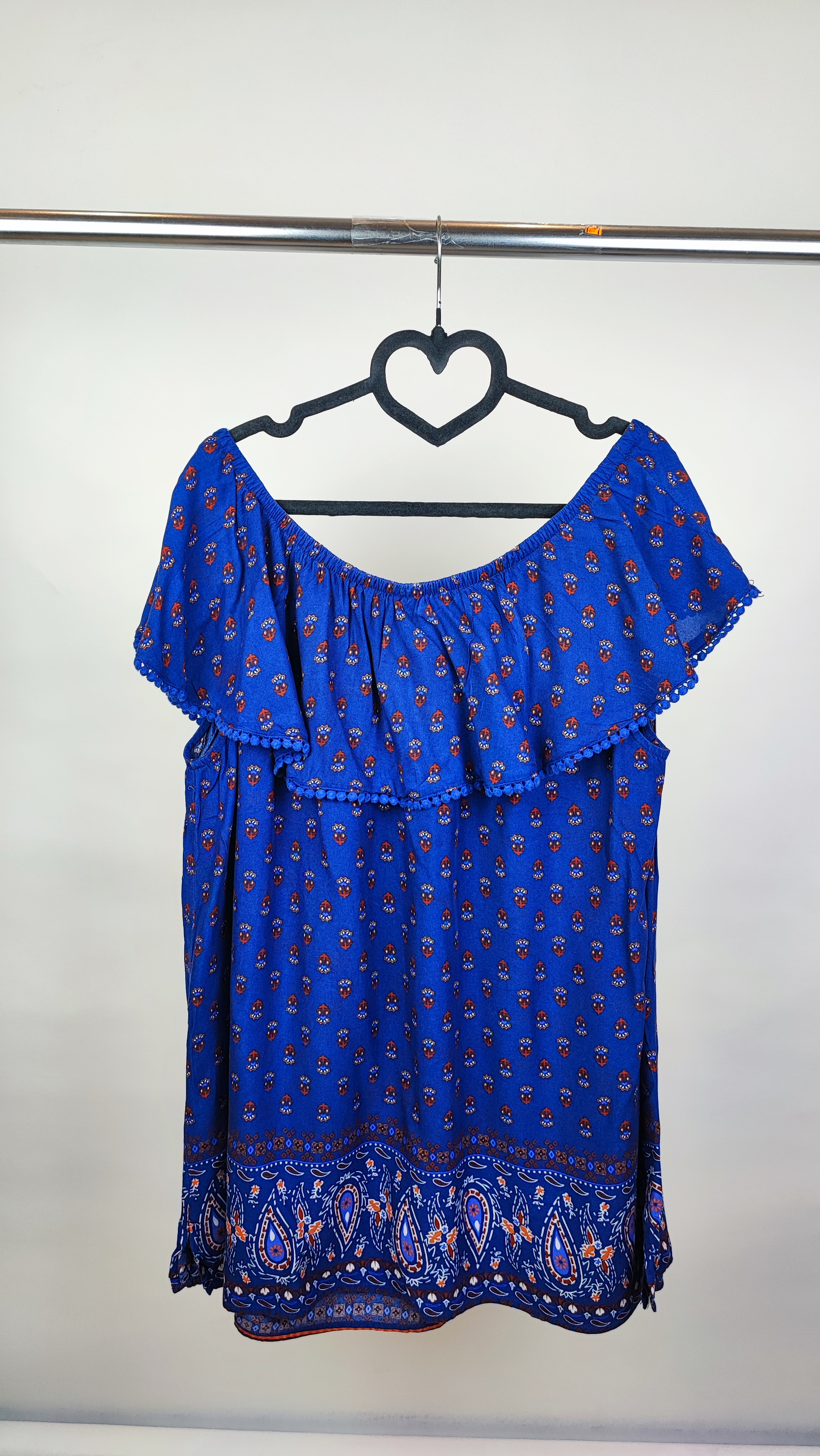 بلوز زنانه سایزبزرگ استوک وارداتی مدل یقه قایقی طرح بتهجقه رنگ آبی جنس ریون خنک برند فیدد گلوری موجود در زرماه گالری