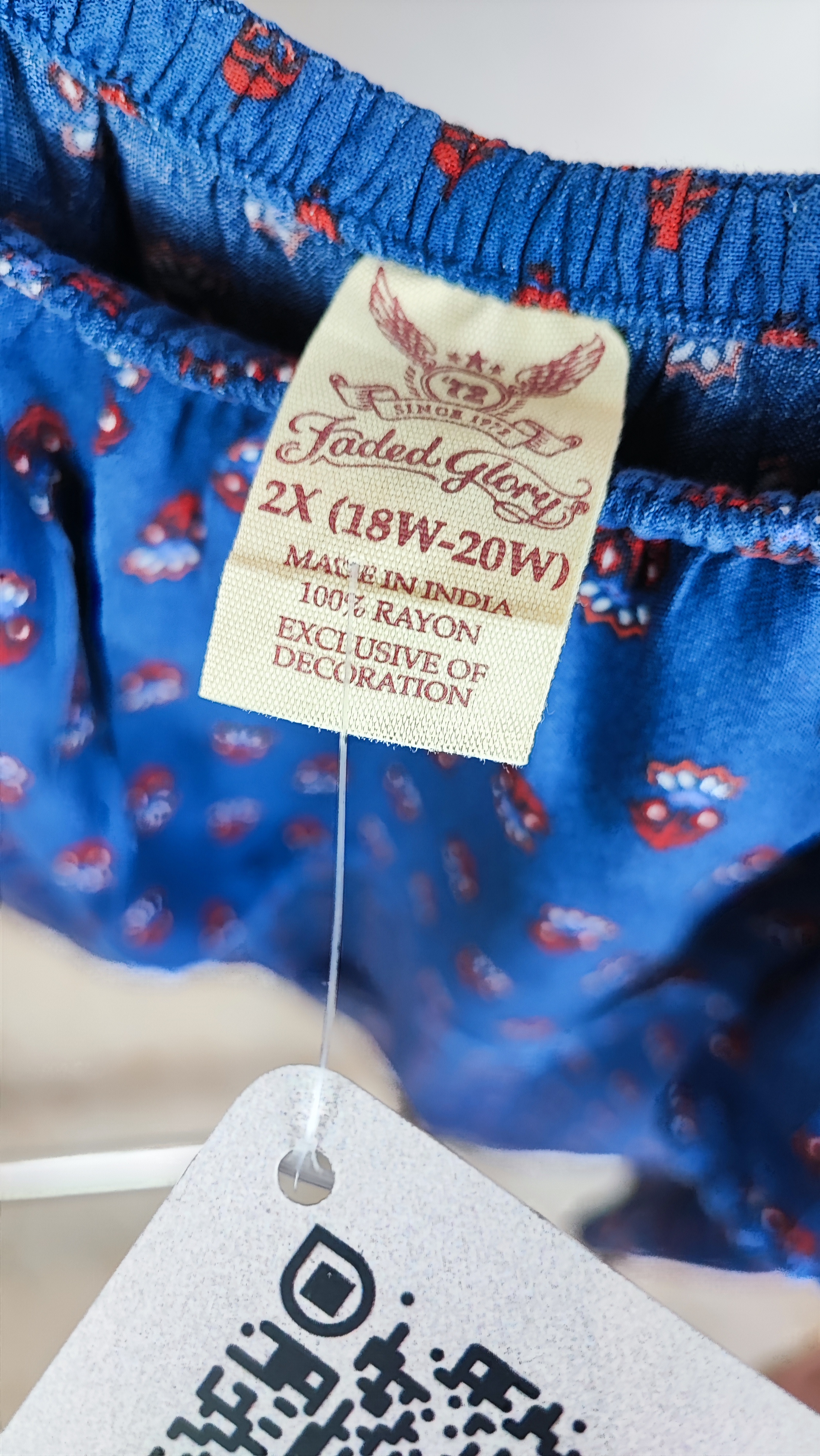 بلوز زنانه سایزبزرگ استوک وارداتی مدل یقه قایقی طرح بتهجقه رنگ آبی جنس ریون خنک برند فیدد گلوری موجود در زرماه گالری