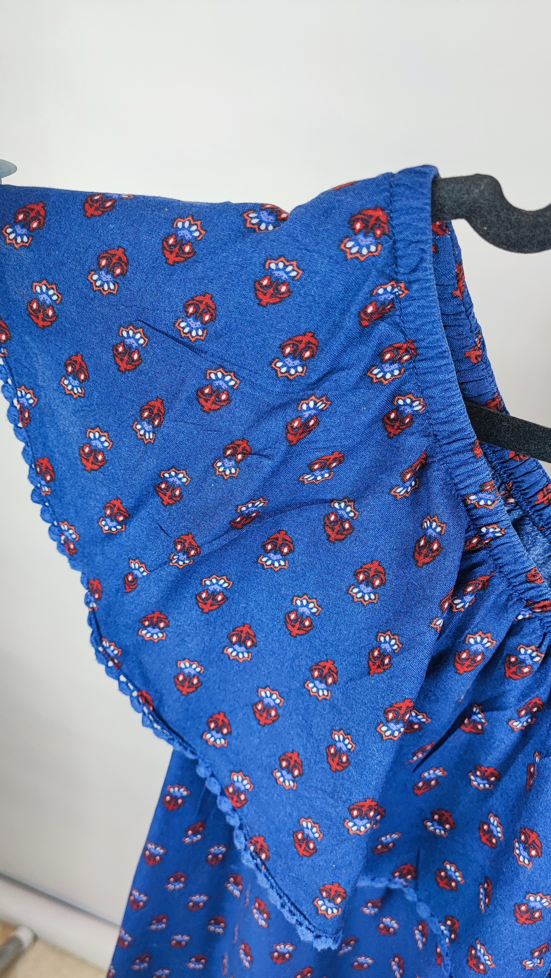 بلوز زنانه سایزبزرگ استوک وارداتی مدل یقه قایقی طرح بتهجقه رنگ آبی جنس ریون خنک برند فیدد گلوری موجود در زرماه گالری