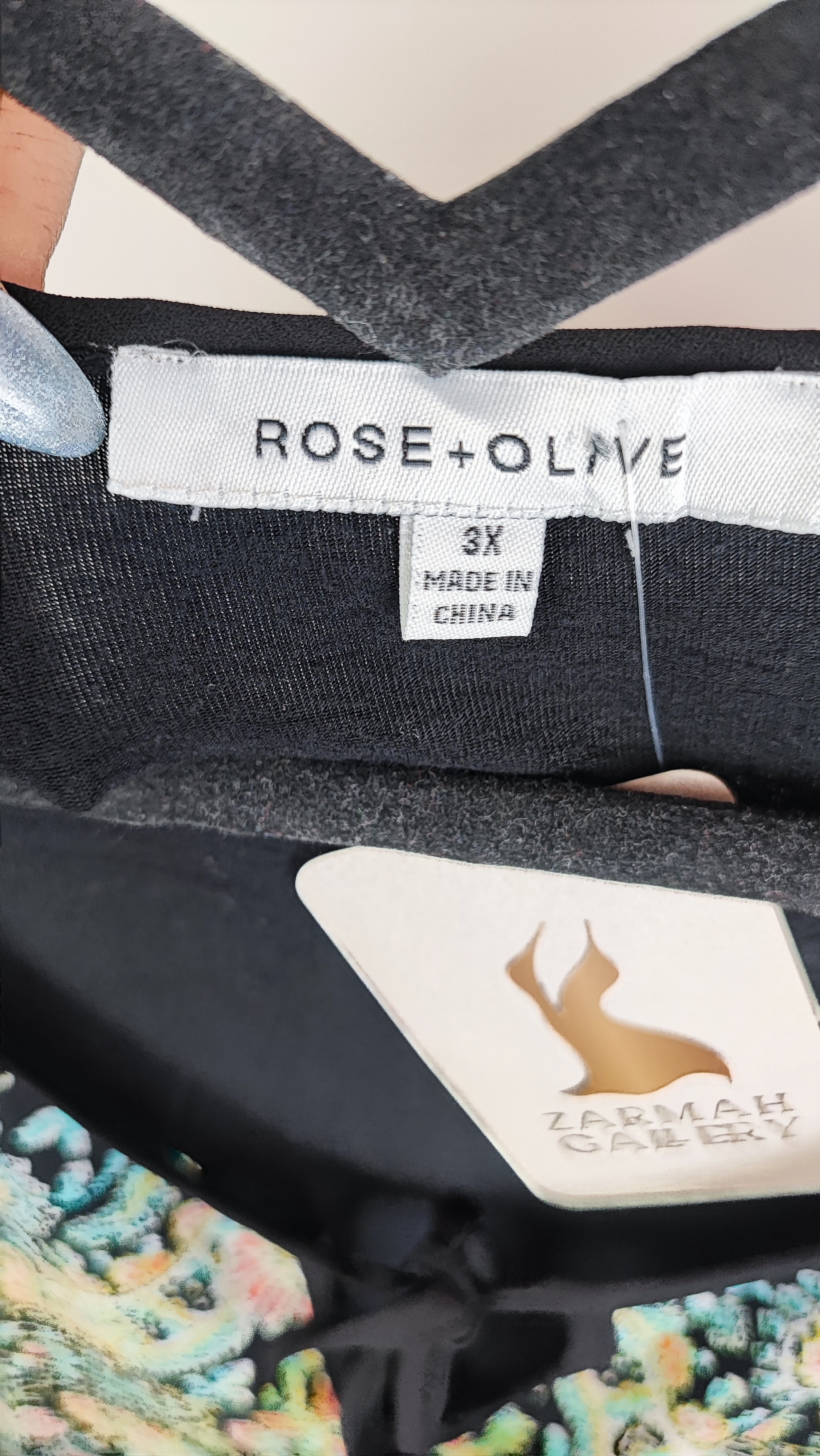 شومیز زنانه سایز بزرگ برند Rose + Olive استوک اروپایی گرید B رنگ مشکی با پنل جلو بتهجقه رنگی و لبه توری