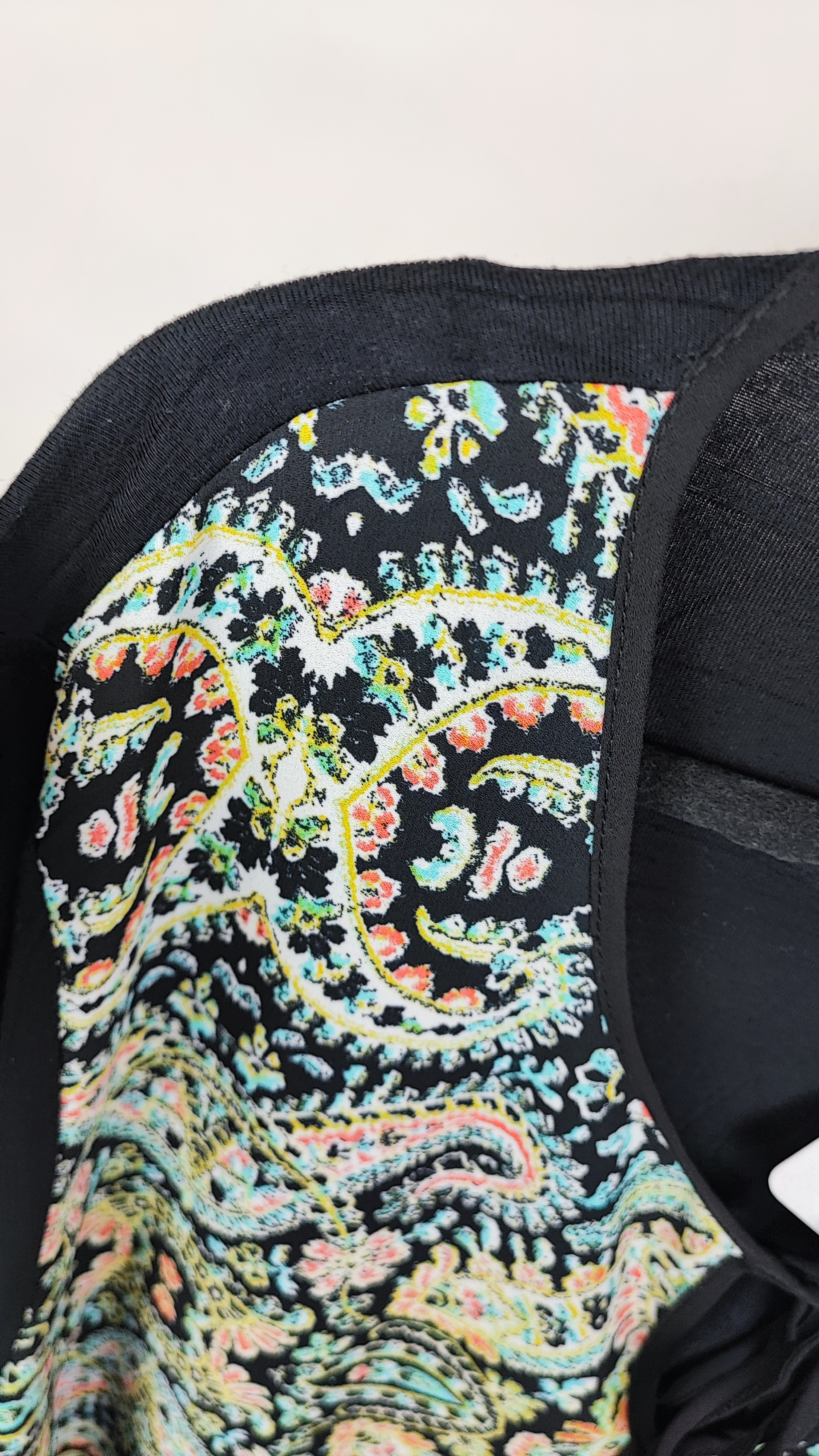 شومیز زنانه سایز بزرگ برند Rose + Olive استوک اروپایی گرید B رنگ مشکی با پنل جلو بتهجقه رنگی و لبه توری