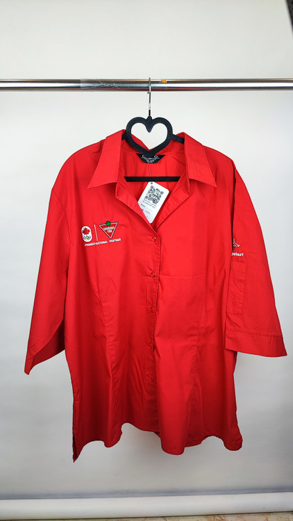 شومیز کار زنانه سایزبزرگ برند C.E.O. رنگ قرمز با لوگوی گلدوزی شده تایر کانادایی مناسب استایل کژوال