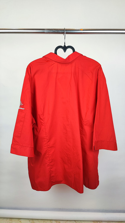 شومیز کار زنانه سایزبزرگ برند C.E.O. رنگ قرمز با لوگوی گلدوزی شده تایر کانادایی مناسب استایل کژوال