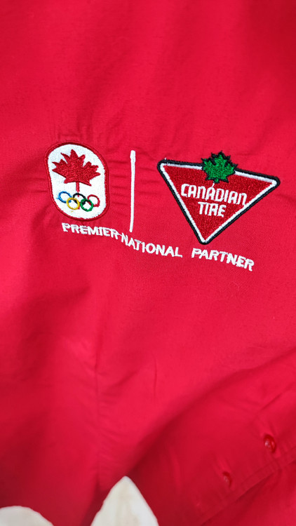 شومیز کار زنانه سایزبزرگ برند C.E.O. رنگ قرمز با لوگوی گلدوزی شده تایر کانادایی مناسب استایل کژوال