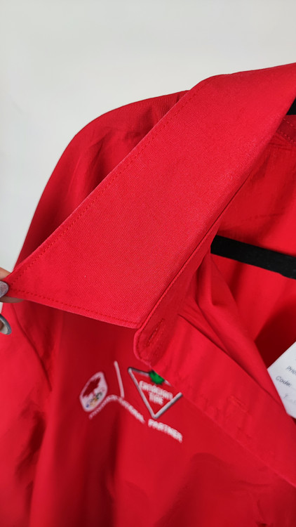 شومیز کار زنانه سایزبزرگ برند C.E.O. رنگ قرمز با لوگوی گلدوزی شده تایر کانادایی مناسب استایل کژوال