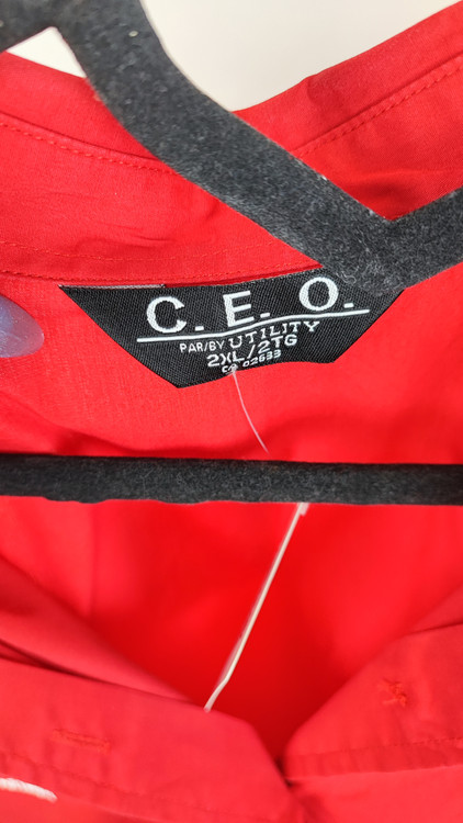 شومیز کار زنانه سایزبزرگ برند C.E.O. رنگ قرمز با لوگوی گلدوزی شده تایر کانادایی مناسب استایل کژوال