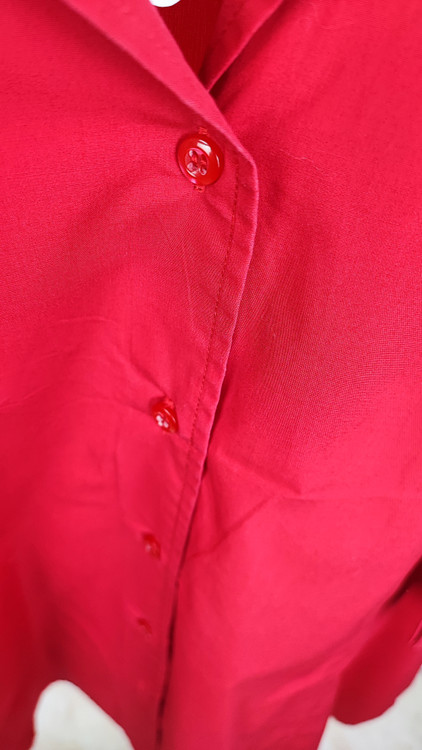 شومیز کار زنانه سایزبزرگ برند C.E.O. رنگ قرمز با لوگوی گلدوزی شده تایر کانادایی مناسب استایل کژوال