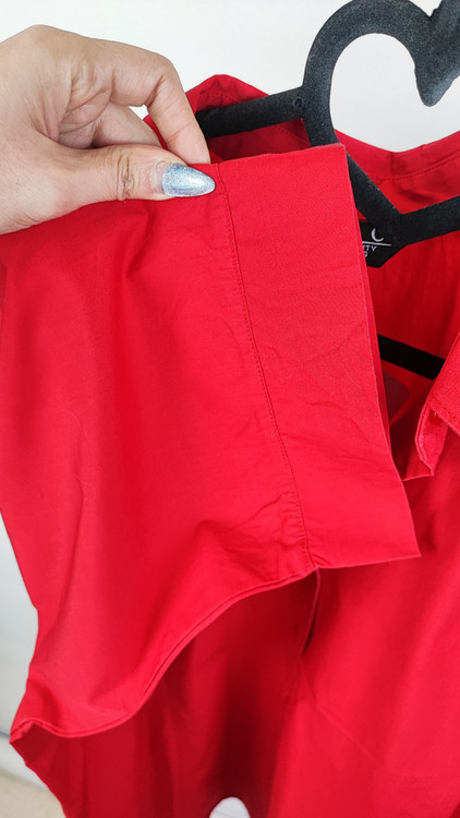 شومیز کار زنانه سایزبزرگ برند C.E.O. رنگ قرمز با لوگوی گلدوزی شده تایر کانادایی مناسب استایل کژوال