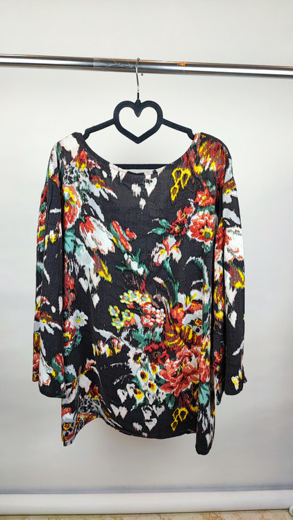 شومیز سایزبزرگ زنانه نخی برند رانچو استانسیا رنگ مشکی با گلهای رنگی درشت و آستین سه ربع موجود در زرماه گالری