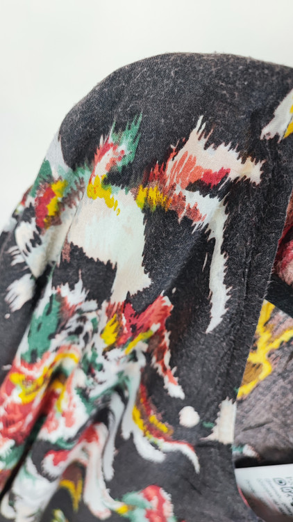 شومیز سایزبزرگ زنانه نخی برند رانچو استانسیا رنگ مشکی با گلهای رنگی درشت و آستین سه ربع موجود در زرماه گالری