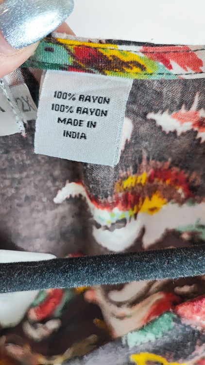 شومیز سایزبزرگ زنانه نخی برند رانچو استانسیا رنگ مشکی با گلهای رنگی درشت و آستین سه ربع موجود در زرماه گالری