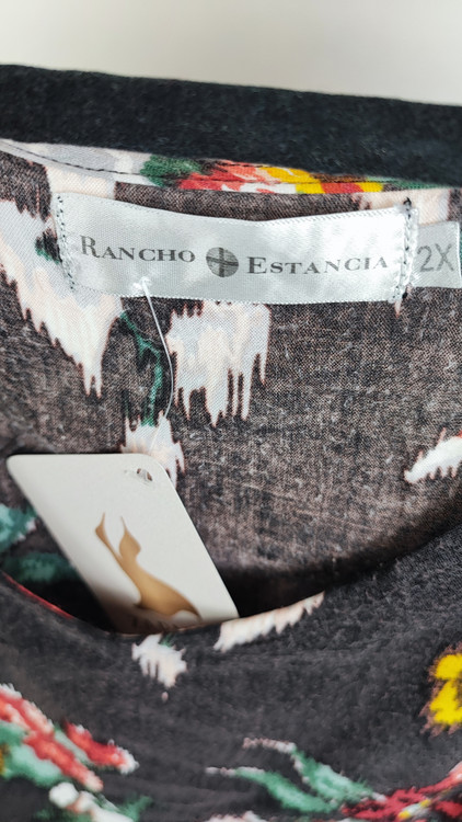 شومیز سایزبزرگ زنانه نخی برند رانچو استانسیا رنگ مشکی با گلهای رنگی درشت و آستین سه ربع موجود در زرماه گالری