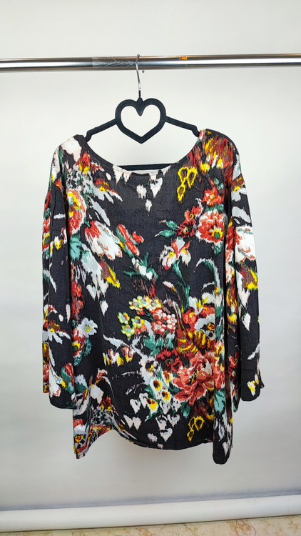 شومیز سایزبزرگ زنانه نخی برند رانچو استانسیا رنگ مشکی با گلهای رنگی درشت و آستین سه ربع موجود در زرماه گالری