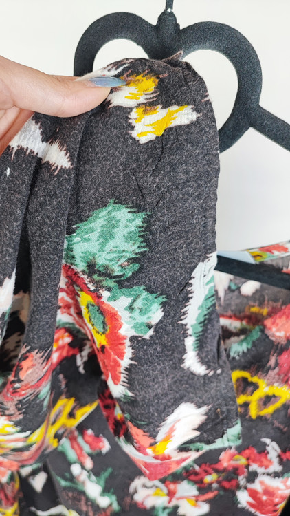 شومیز سایزبزرگ زنانه نخی برند رانچو استانسیا رنگ مشکی با گلهای رنگی درشت و آستین سه ربع موجود در زرماه گالری