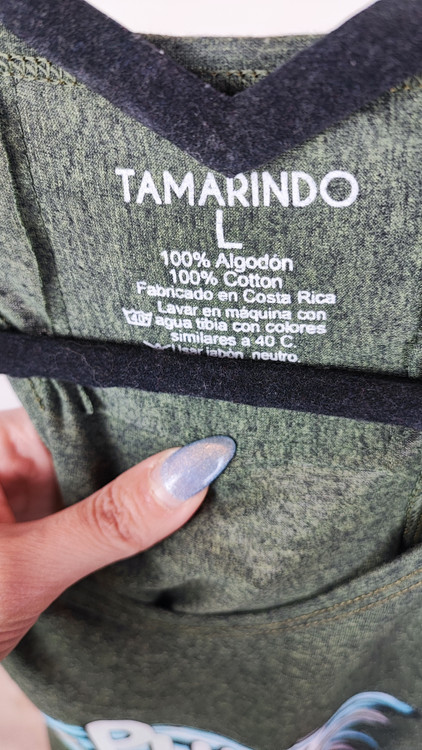 تاپ زنانه استوک وارداتی برند Tamarindo رنگ سبز یشمی ملانژ سایز لارج با چاپ "Pura Vida" و طرح لاکپشت