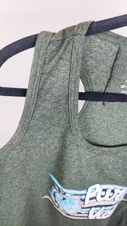 تاپ زنانه استوک وارداتی برند Tamarindo رنگ سبز یشمی ملانژ سایز لارج با چاپ "Pura Vida" و طرح لاکپشت