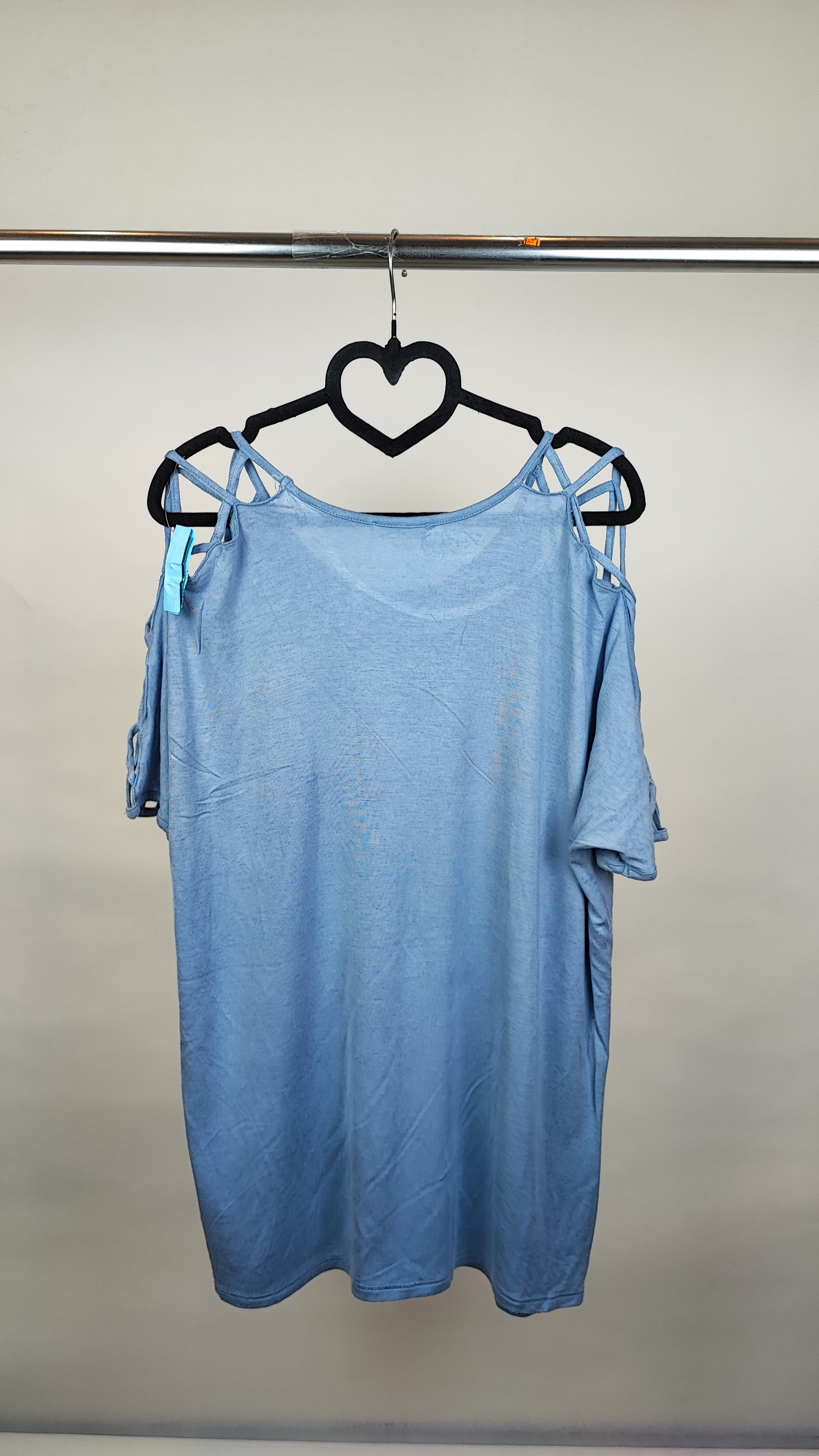 تیشرت زنانه استوک وارداتی برند Zenana Outfitters رنگ آبی ملانژ روشن با آستین کوتاه و مدل برشدار روی سرشانه