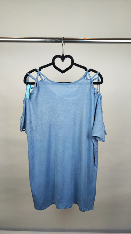 تیشرت زنانه استوک وارداتی برند Zenana Outfitters رنگ آبی ملانژ روشن با آستین کوتاه و مدل برشدار روی سرشانه