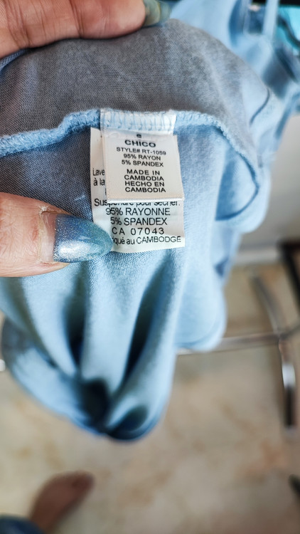 تیشرت زنانه استوک وارداتی برند Zenana Outfitters رنگ آبی ملانژ روشن با آستین کوتاه و مدل برشدار روی سرشانه