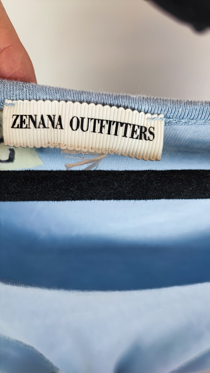 تیشرت زنانه استوک وارداتی برند Zenana Outfitters رنگ آبی ملانژ روشن با آستین کوتاه و مدل برشدار روی سرشانه