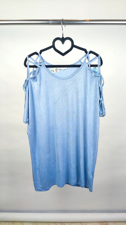 تیشرت زنانه استوک وارداتی برند Zenana Outfitters رنگ آبی ملانژ روشن با آستین کوتاه و مدل برشدار روی سرشانه