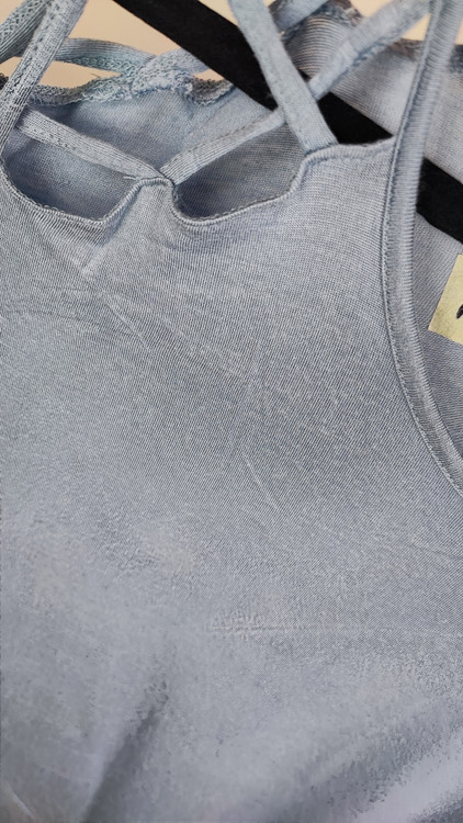 تیشرت زنانه استوک وارداتی برند Zenana Outfitters رنگ آبی ملانژ روشن با آستین کوتاه و مدل برشدار روی سرشانه