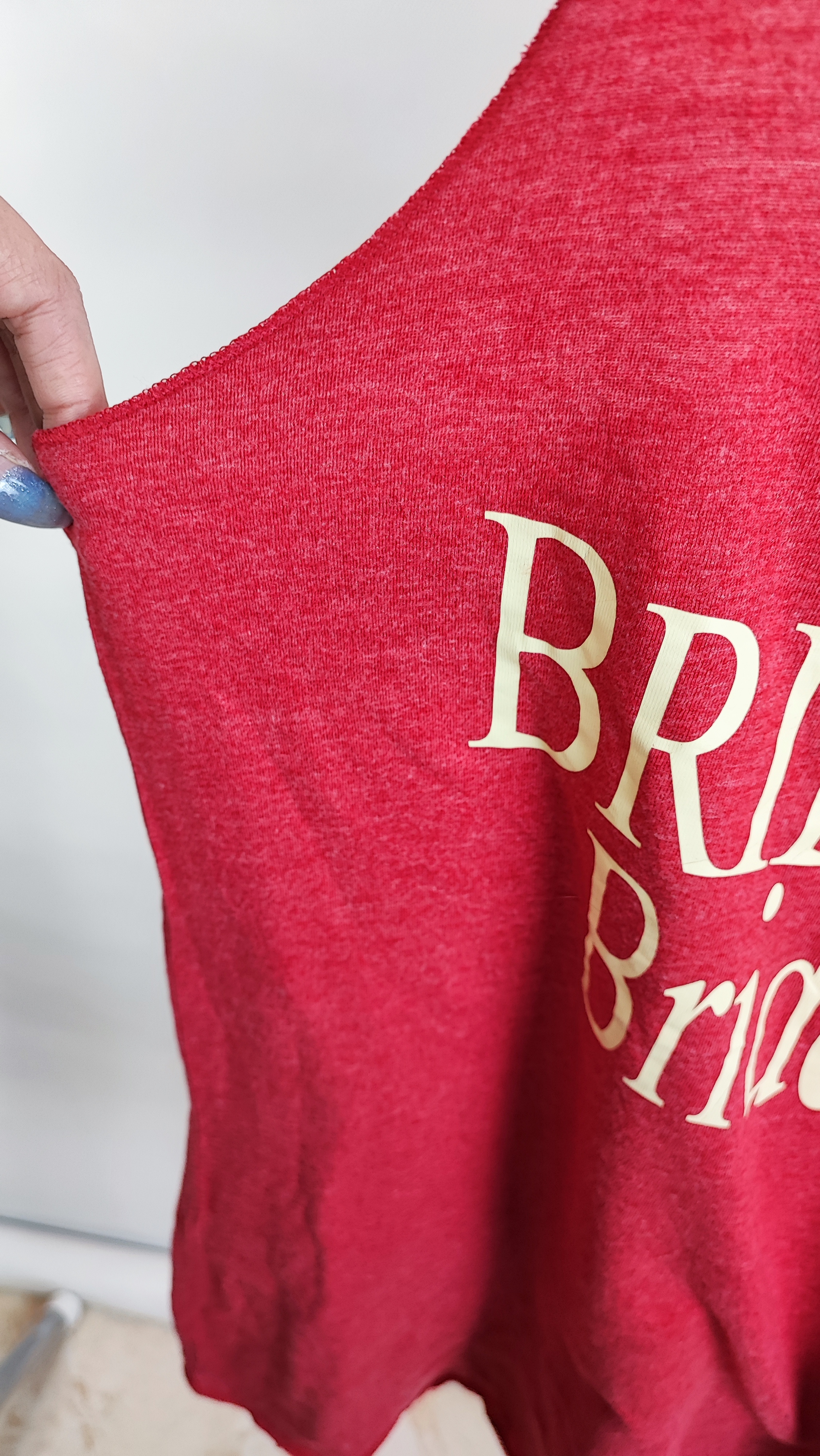 تعدادی تصویر از تاپ زنانه استوک نکس لول رنگ قرمز نوشته BRIDE & CO. Bridesmaid سایز لارج مناسب ساقدوش عروس