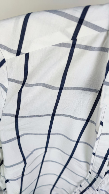 شومیز نخی زنانه استوک برند 7th Avenue رنگ سفید با چهارخانه سرمهای کد ۲۲۱۵ مناسب سایز ۴۰ تا ۴۲ با تنخور کژوال