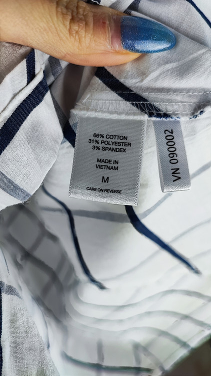 شومیز نخی زنانه استوک برند 7th Avenue رنگ سفید با چهارخانه سرمهای کد ۲۲۱۵ مناسب سایز ۴۰ تا ۴۲ با تنخور کژوال