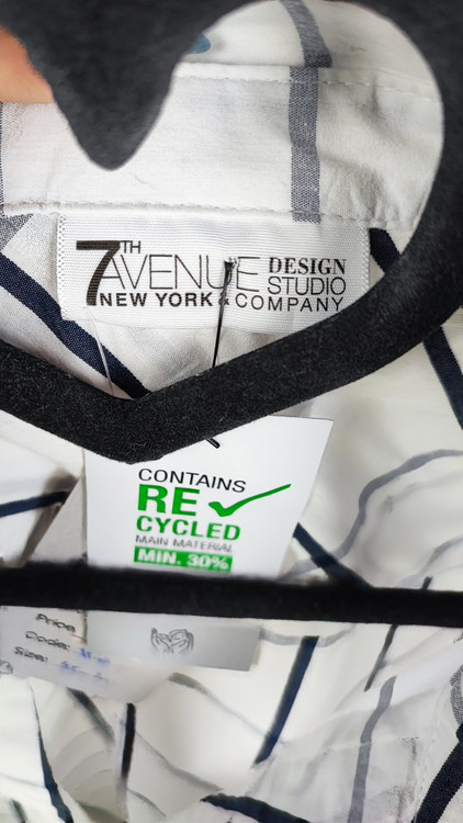 شومیز نخی زنانه استوک برند 7th Avenue رنگ سفید با چهارخانه سرمهای کد ۲۲۱۵ مناسب سایز ۴۰ تا ۴۲ با تنخور کژوال