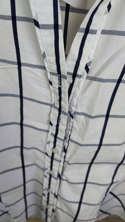 شومیز نخی زنانه استوک برند 7th Avenue رنگ سفید با چهارخانه سرمهای کد ۲۲۱۵ مناسب سایز ۴۰ تا ۴۲ با تنخور کژوال