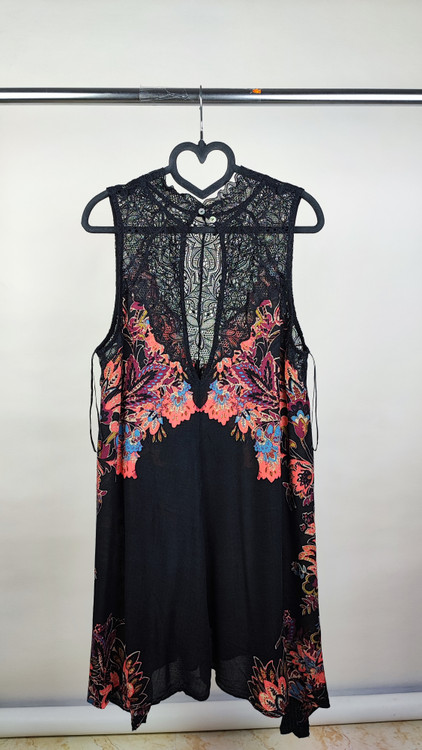 تاپ زنانه استوک اروپایی برند فری پیپل (Free People) مشکی با طرحهای رنگی اسلیمی و یقه ایستاده گیپور، گرید A, موجود در زرماه گالری