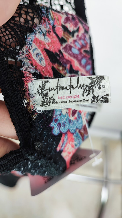 تاپ زنانه استوک اروپایی برند فری پیپل (Free People) مشکی با طرحهای رنگی اسلیمی و یقه ایستاده گیپور، گرید A, موجود در زرماه گالری