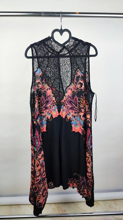 تاپ زنانه استوک اروپایی برند فری پیپل (Free People) مشکی با طرحهای رنگی اسلیمی و یقه ایستاده گیپور، گرید A, موجود در زرماه گالری