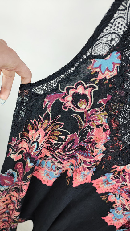 تاپ زنانه استوک اروپایی برند فری پیپل (Free People) مشکی با طرحهای رنگی اسلیمی و یقه ایستاده گیپور، گرید A, موجود در زرماه گالری